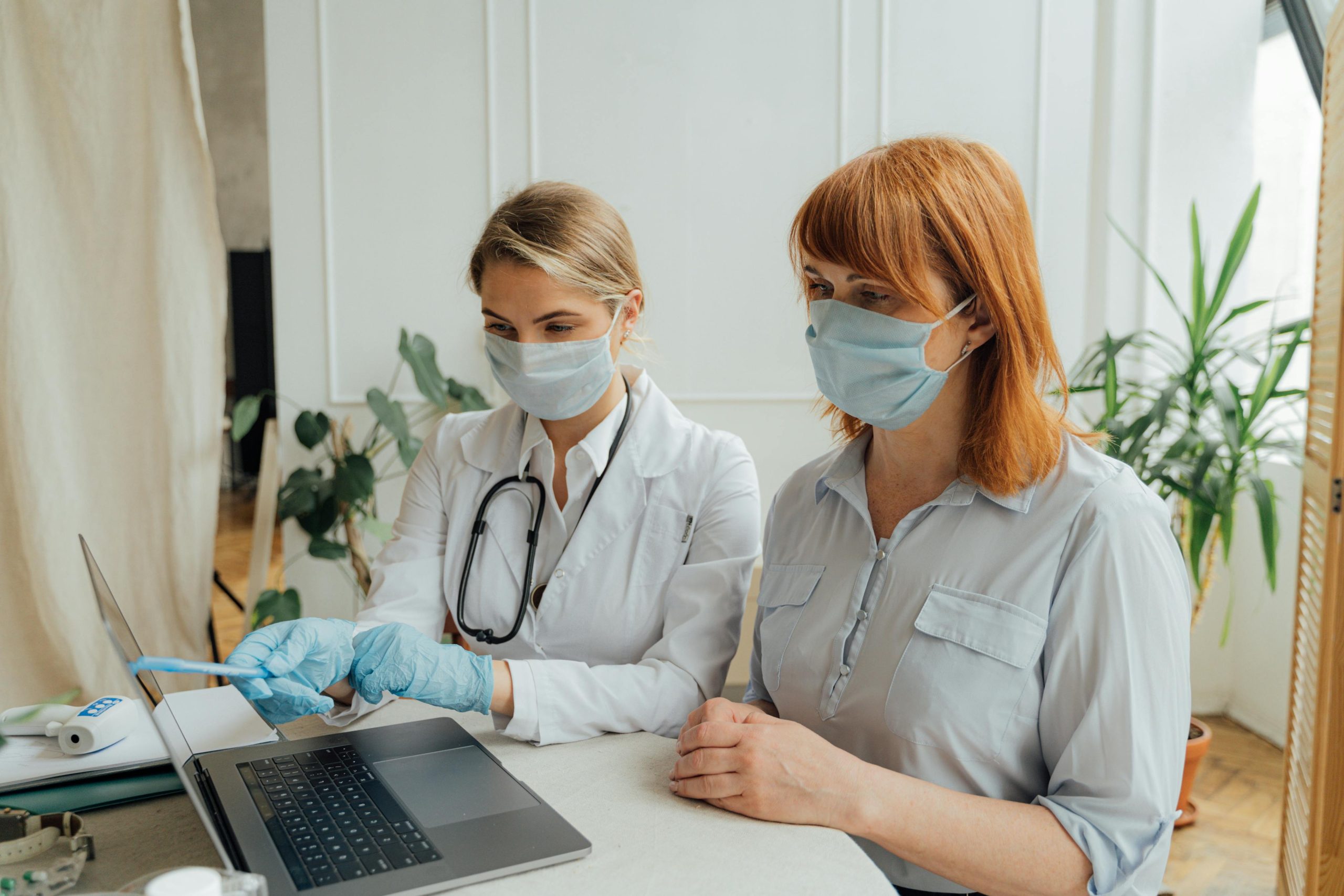 Doctor showing a patient something on a computer